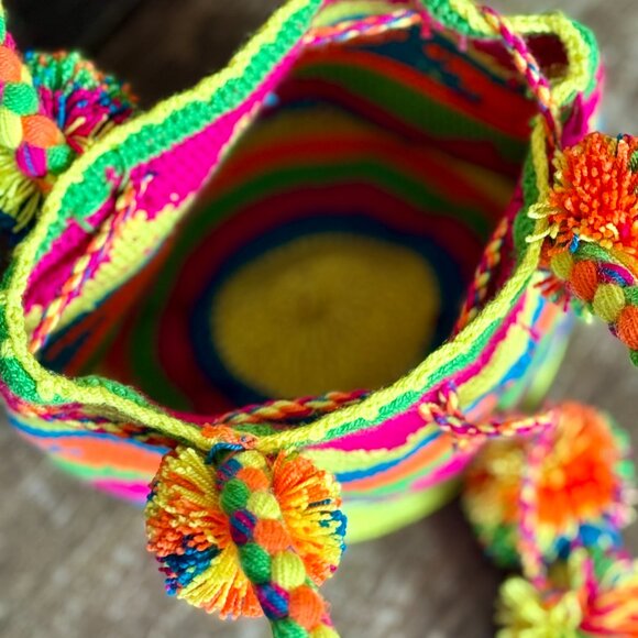 Artisan small hand-crocheted purse from South America - Picture 2 of 6